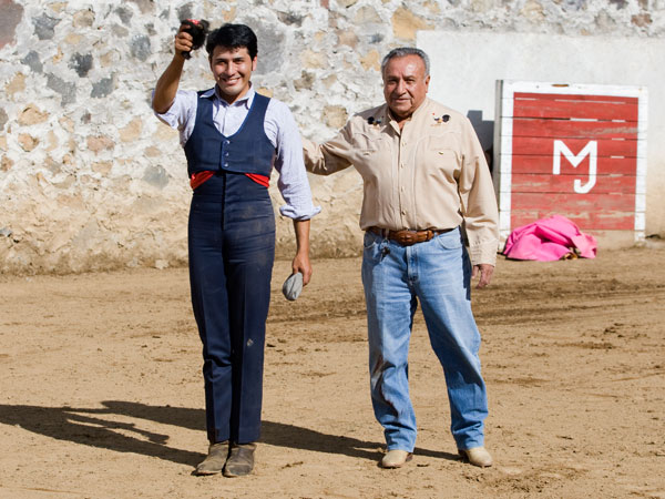 Paco Duque entregando la oreja