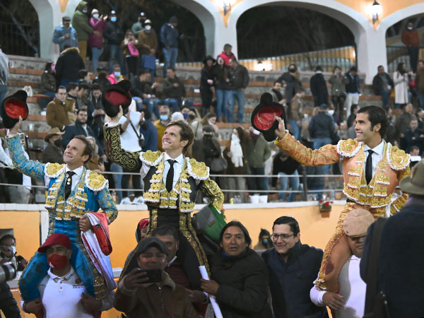 Tres matadores en volandas