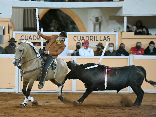 Toreando de costado