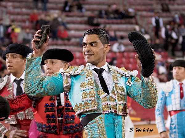 Gerardo Rivera paseando la oreja