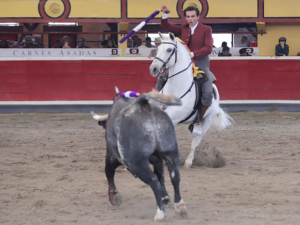 Fauro Aloi pisando los terrenos