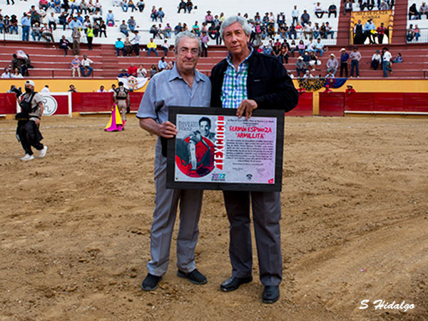 Curro Leal entrega reconocimiento