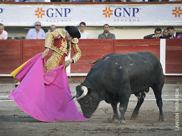 Paco Urea inicia el festejo