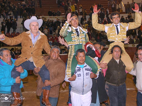 Vuelta en la plaza, cien al potrero