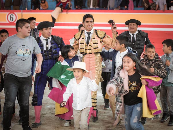 Hctor cosrta una oreja en Lajas