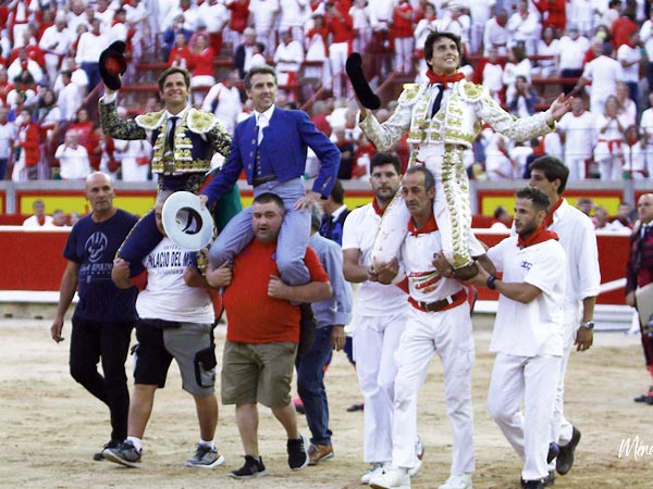 Tres matadores en volandas