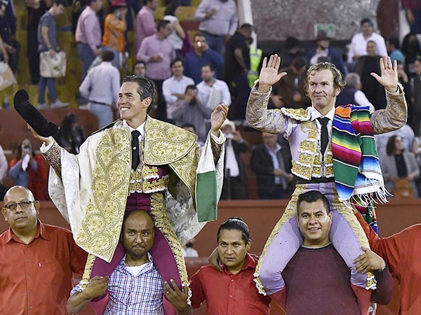 Ambos matadores en volandas