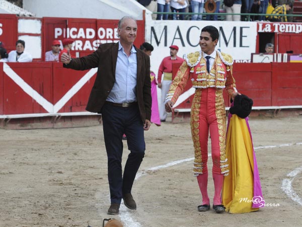 Ganadero y matador en la vuelta