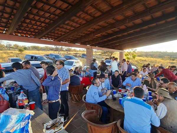 Aficionados disfrutando las viandas