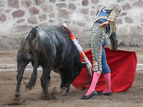 Entonado por el derecho