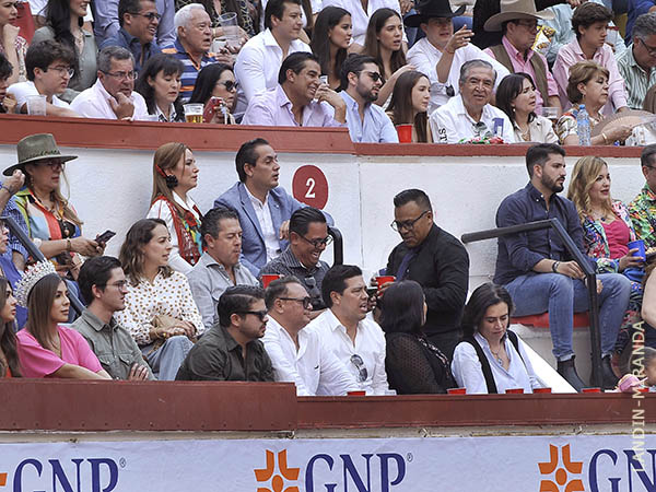 El alcalde e invitados en su palco