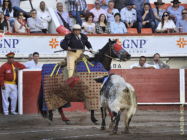 Juan Cobos, en la suerte de varas