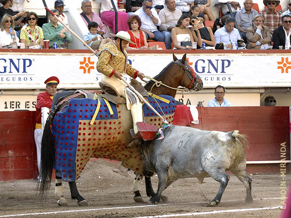 Lalo Rivera, en la suerte de varas