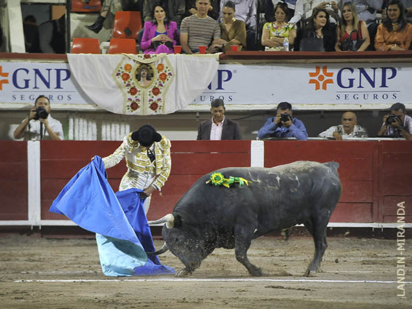 El capote azul de Ferrera