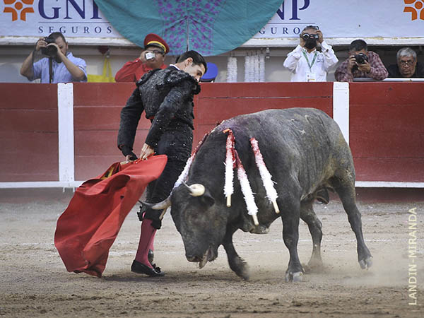 Cambio de mano por la espalda