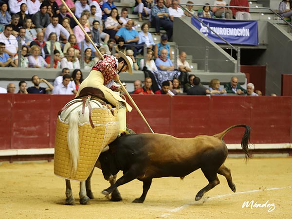 Daniel Morales, oficiando en Espaa