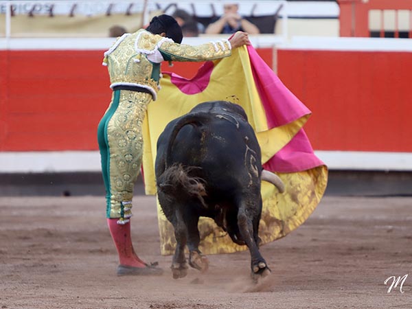 Leo, en turno de quites