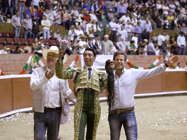 Sergio y los ganaderos en la vuelta