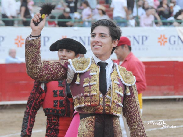 Luis, paseando el trofeo