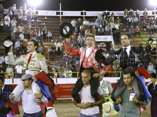 Tres matadores en volandas