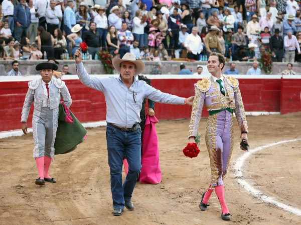 Ganadero y matador, en la vuelta