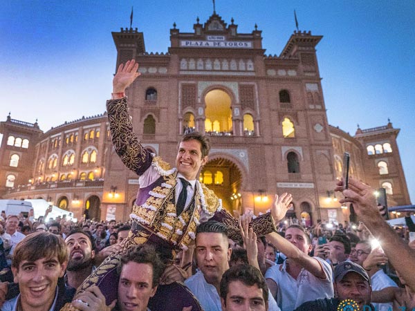 El Juli sali por la puerta grande