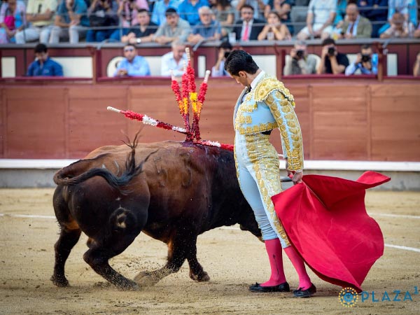 Cambio de mano por la espalda