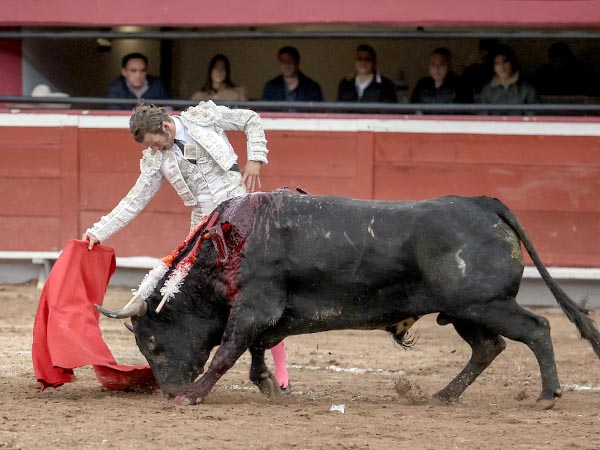 Mano en la cintura