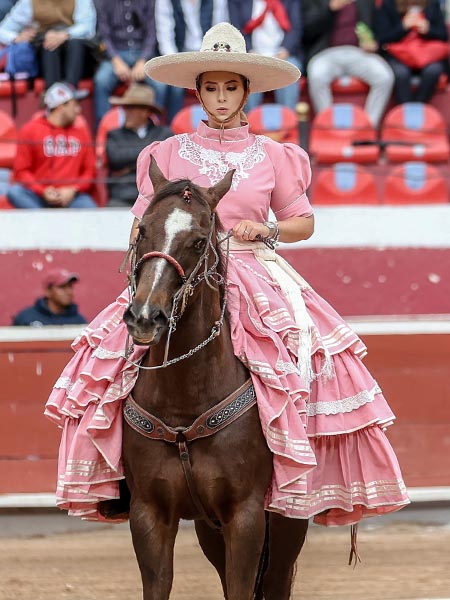 Bella adelita en el despeje