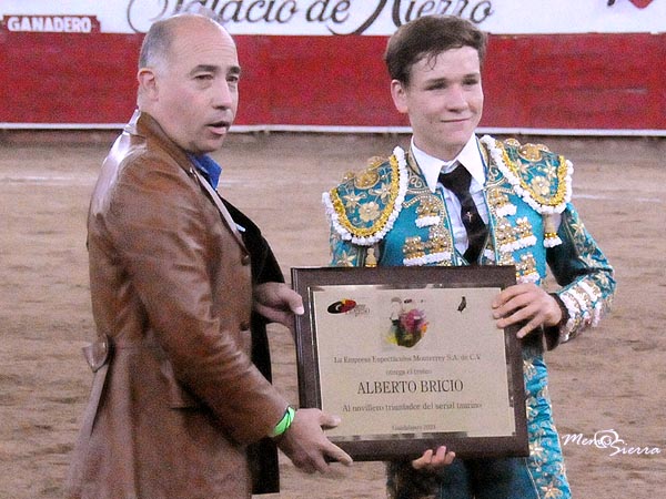 Diego Bricio entreg el trofeo