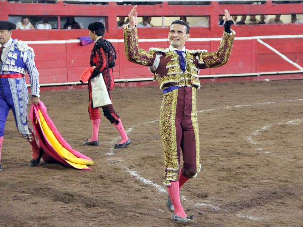 Aclamado tras cortar la oreja