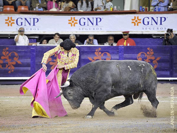 Valiente y variado en el quite