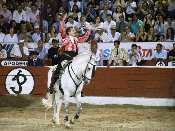 Clamorosa despedida al centauro