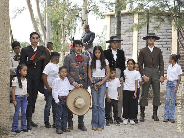 Los nios de BIFAM con los toreros