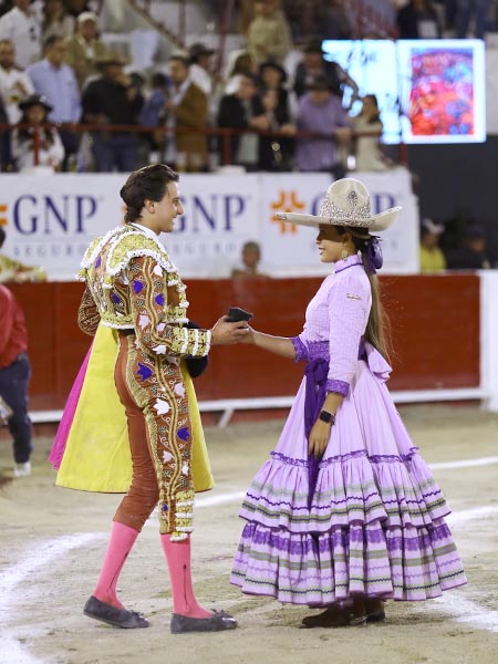 La adelita entrega el trofeo