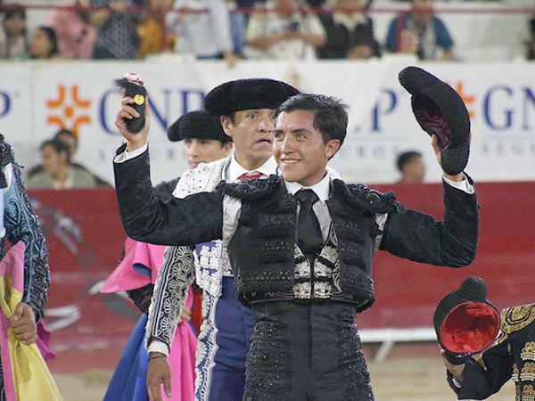 Luis pase un trofeo