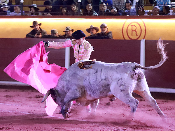 Toro de plata para cerrar la feria