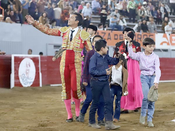 En la vuelta, con los nios