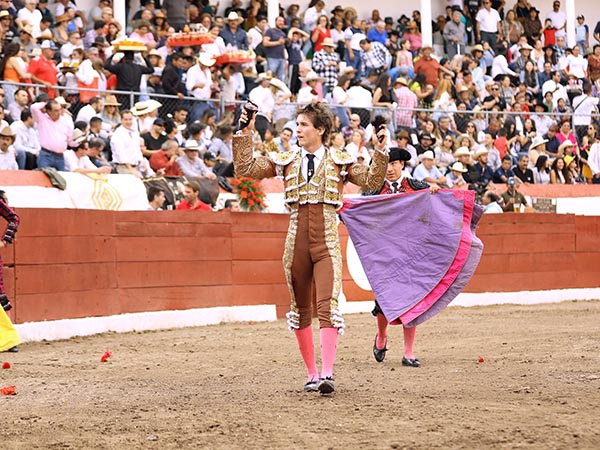 Dos trofeos en mano