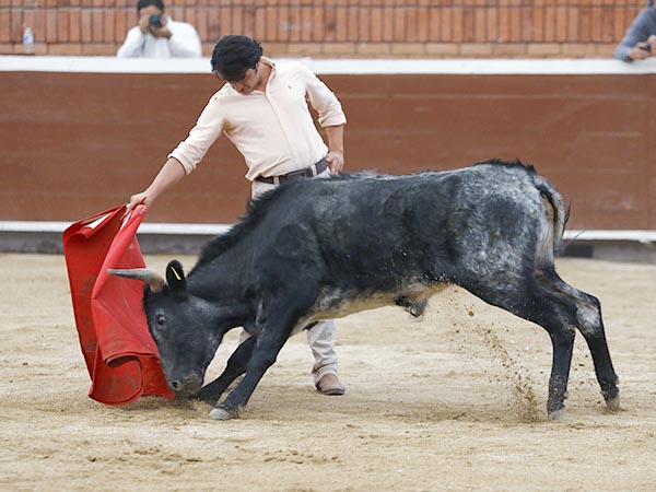 Mano a la cintura