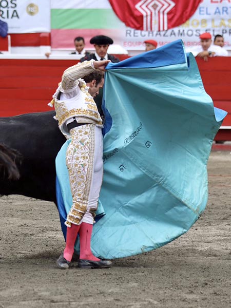 Toreo vestido de azul