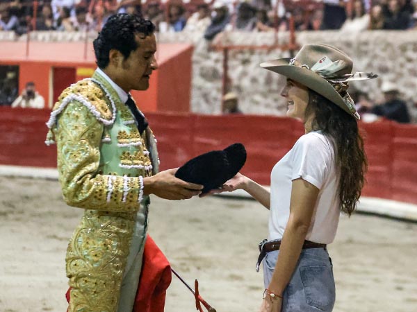 Brindis a la rejoneadora