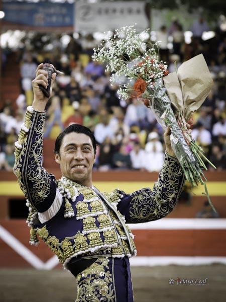 La primera para Flores