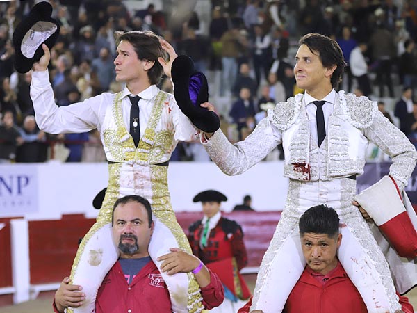 Ambos matadores en volandas