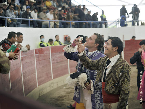 Caballista y cabo, en la vuelta