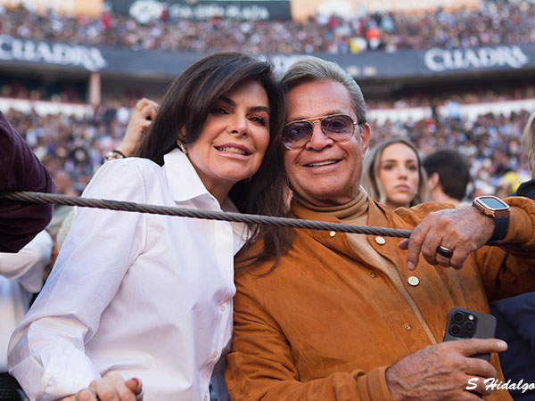 Carlos Peralta y esposa