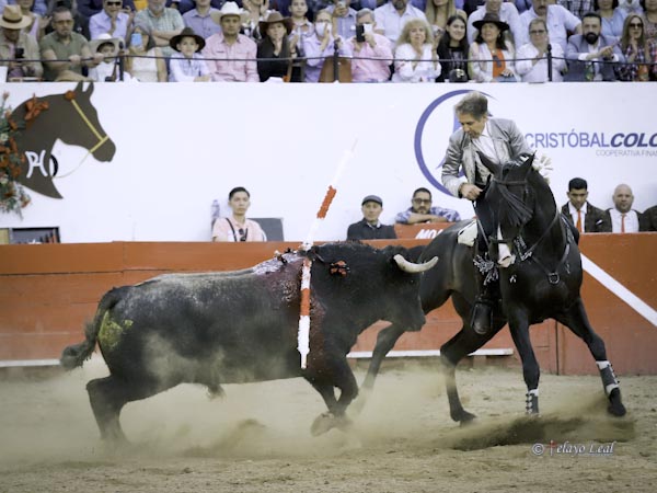 Toreando de costado