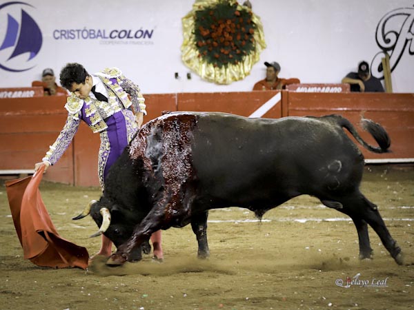 Humillado y codicioso negro