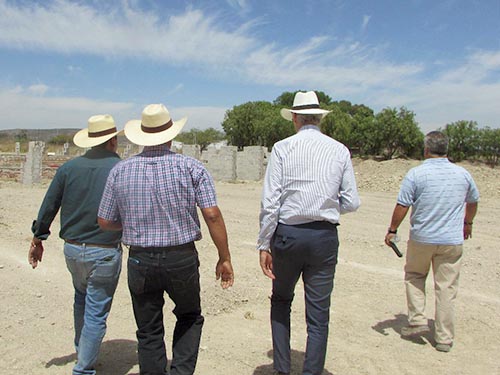 Supervisando la obra en Tequis