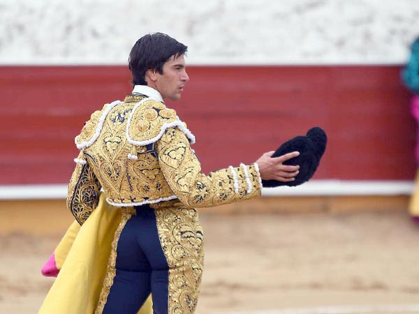 Saludo en el tercio